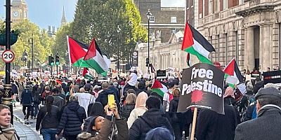 Londra’da 100 bin kişi İsrail’i ve İngiltere’yi protesto etti