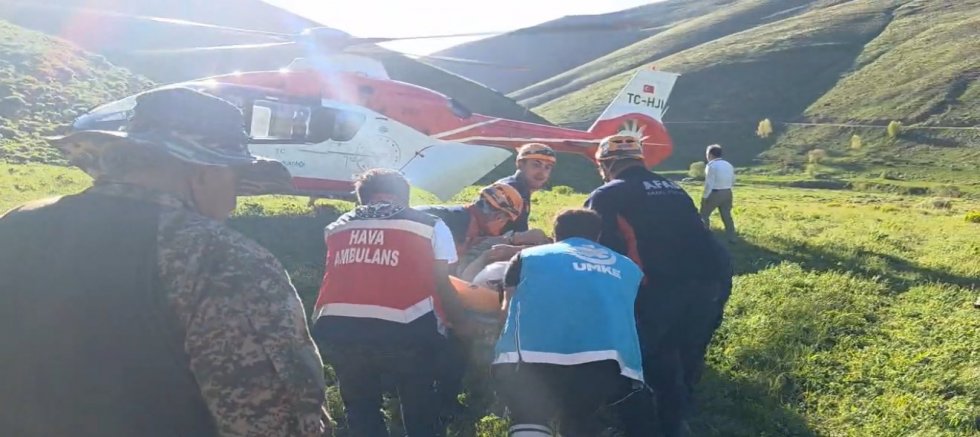Van Gevaş’ta Dağda Mahsur Kalan Vatandaş Helikopterle Kurtarıldı