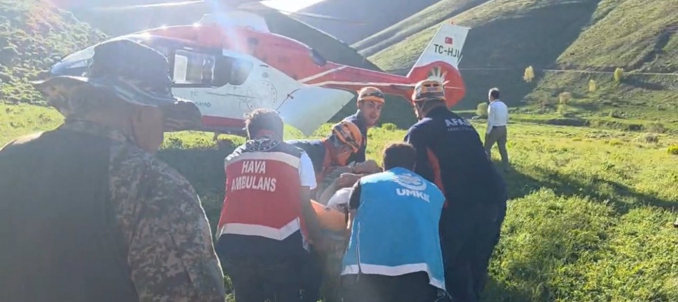Van Gevaş’ta Dağda Mahsur Kalan Vatandaş Helikopterle Kurtarıldı